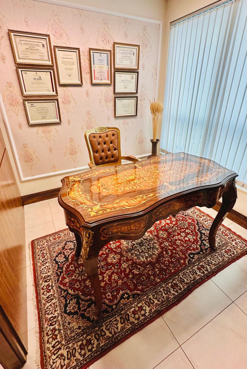 Sala com mesa inglesa e diplomas