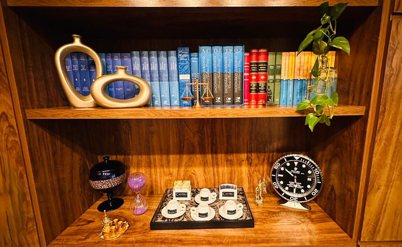 Café, relógio e livros